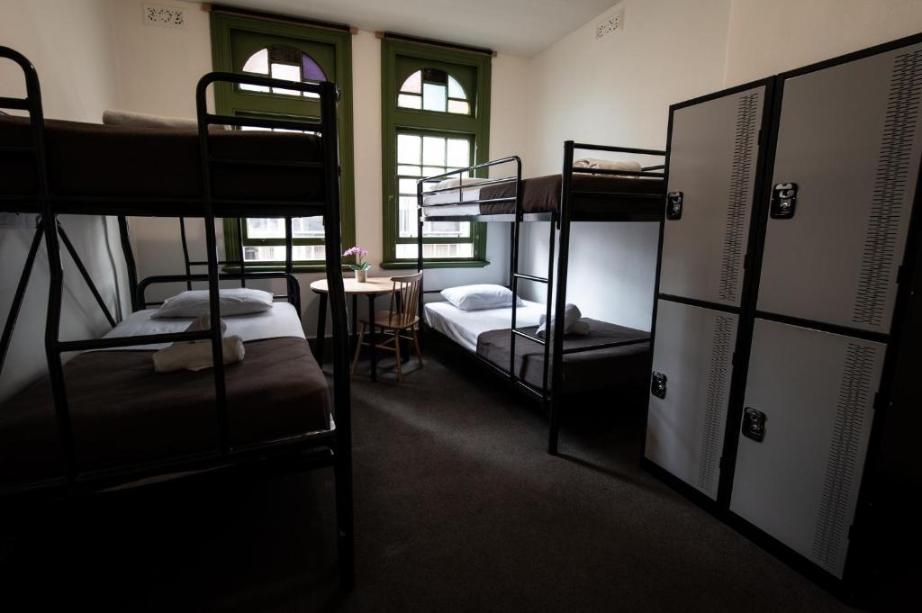 Postel nebo postele na pokoji v ubytování Sydney Central Inn