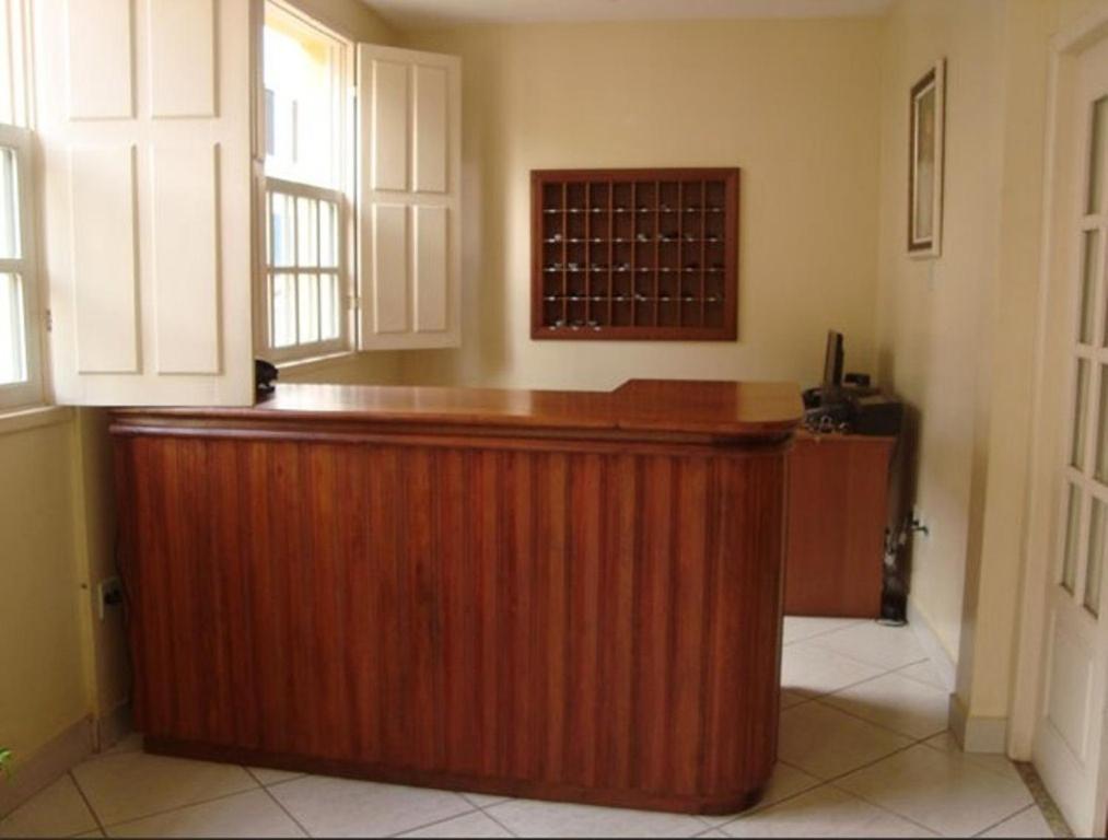 a kitchen with a wooden bar in a room at Hotel Faisca in Mariana