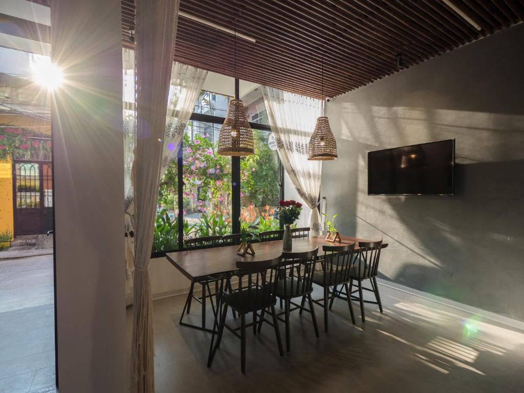 ein Esszimmer mit Tisch und Stühlen in der Unterkunft Wings House in Đà Nẵng
