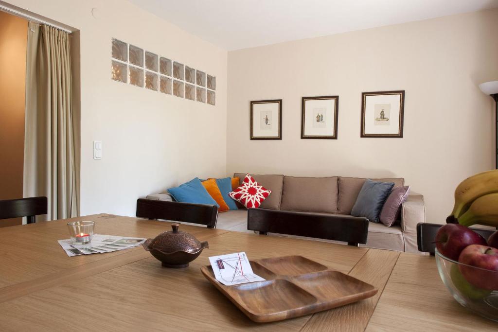 sala de estar con mesa y sofá en Aslan Apartments en Estambul
