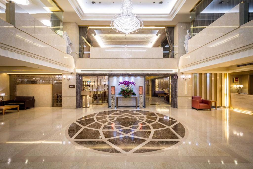 eine Hotellobby mit herzhaftem Design auf dem Boden in der Unterkunft Grand View Hotel in Yuanlin
