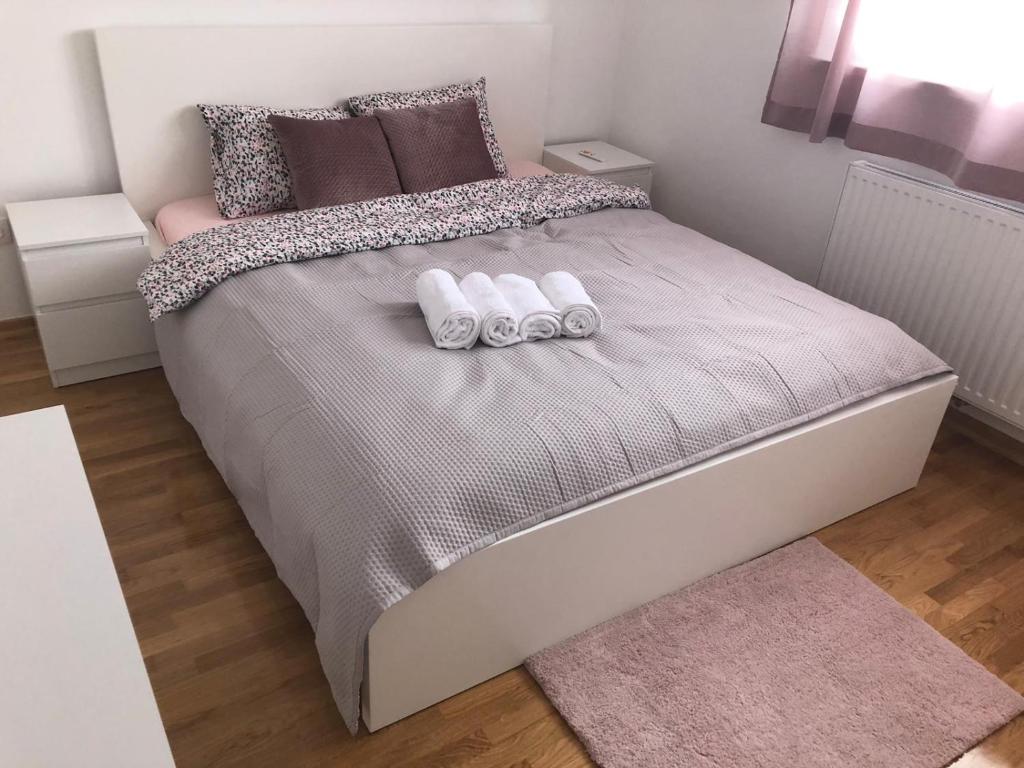 1 dormitorio con 1 cama con 2 toallas en Apartman STAR en Zagreb