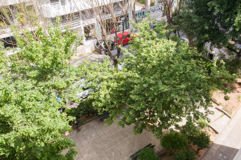 Vonkajšia záhrada v ubytovaní Museum of Modern Art Rooms in apartment, next to metro Suggrou Fix, walk to Acropolis