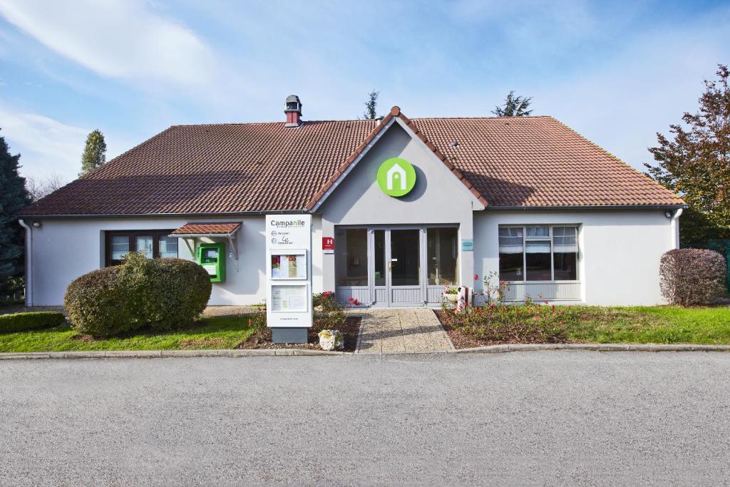 une petite maison blanche avec station-service dans l'établissement Campanile Chanas, à Chanas