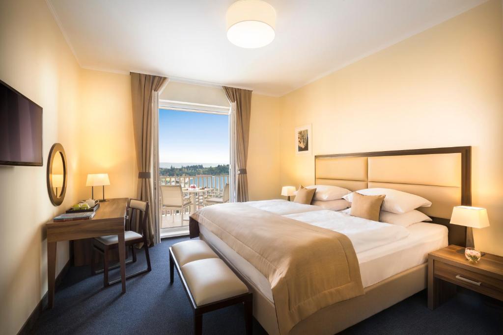 Postel nebo postele na pokoji v ubytování Remisens CASA ROSA - Hotel Metropol Annexe