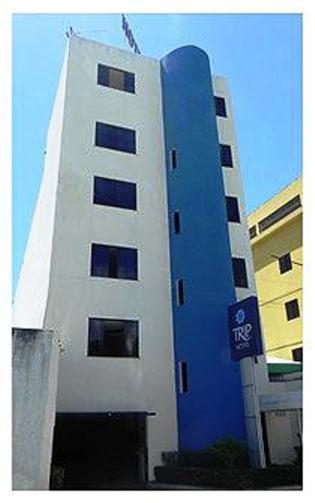 Un edificio azul y blanco con un cartel en él. en Trip Hotel Lauro de Freitas, en Lauro de Freitas