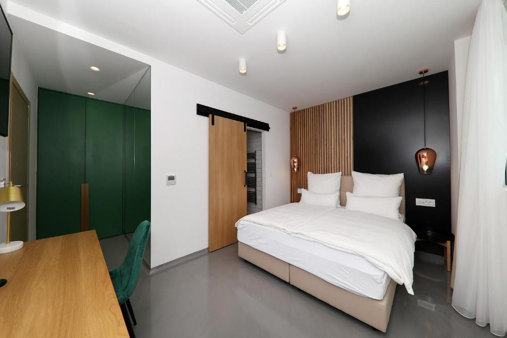 Postel nebo postele na pokoji v ubytování White Rooms Zadar345