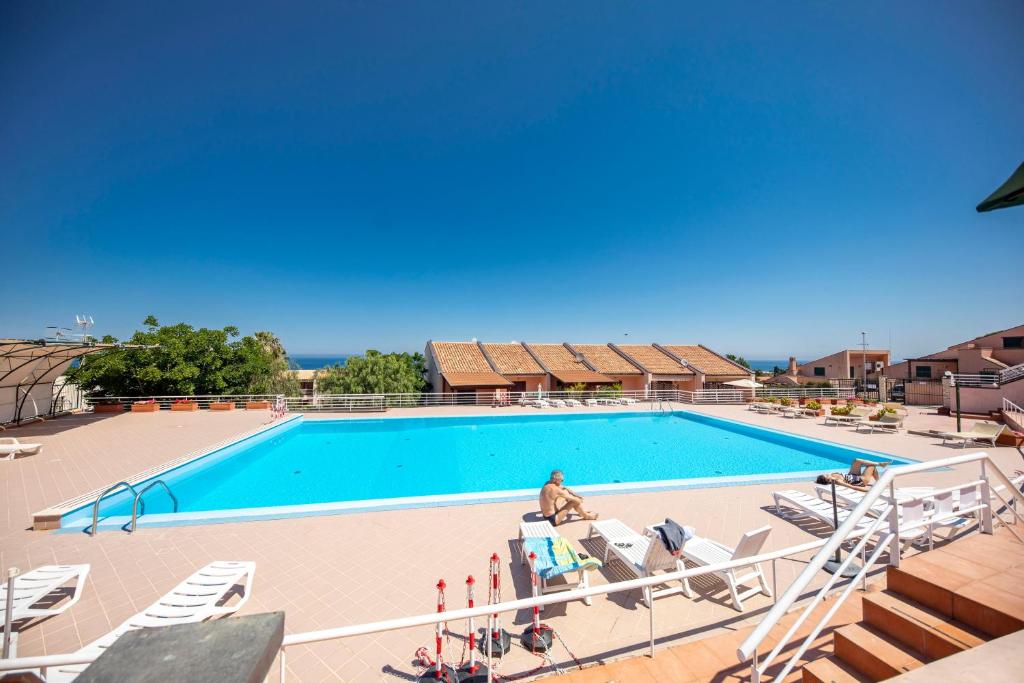 The swimming pool at or close to Kelly Apartments Cefalù