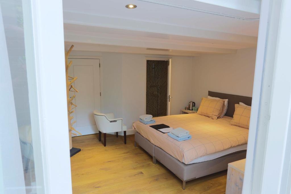 a bedroom with a bed and a desk and a chair at EMPIRIC Keizersgracht in Amsterdam