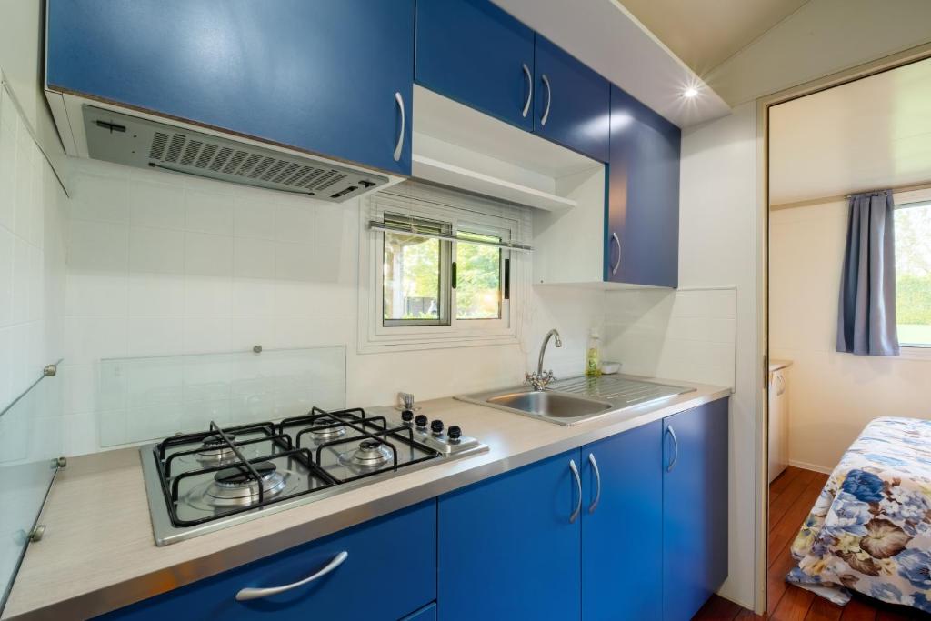 Kuchnia lub aneks kuchenny w obiekcie Camping Vicenza