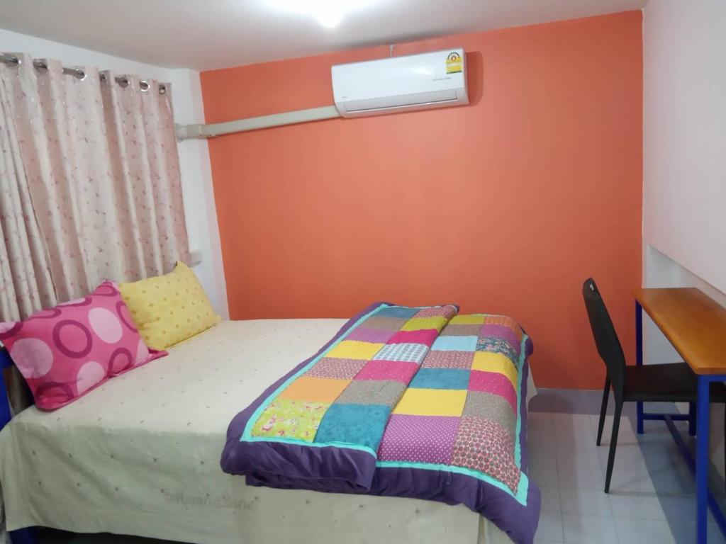 Tempat tidur dalam kamar di Big Mango@88 house