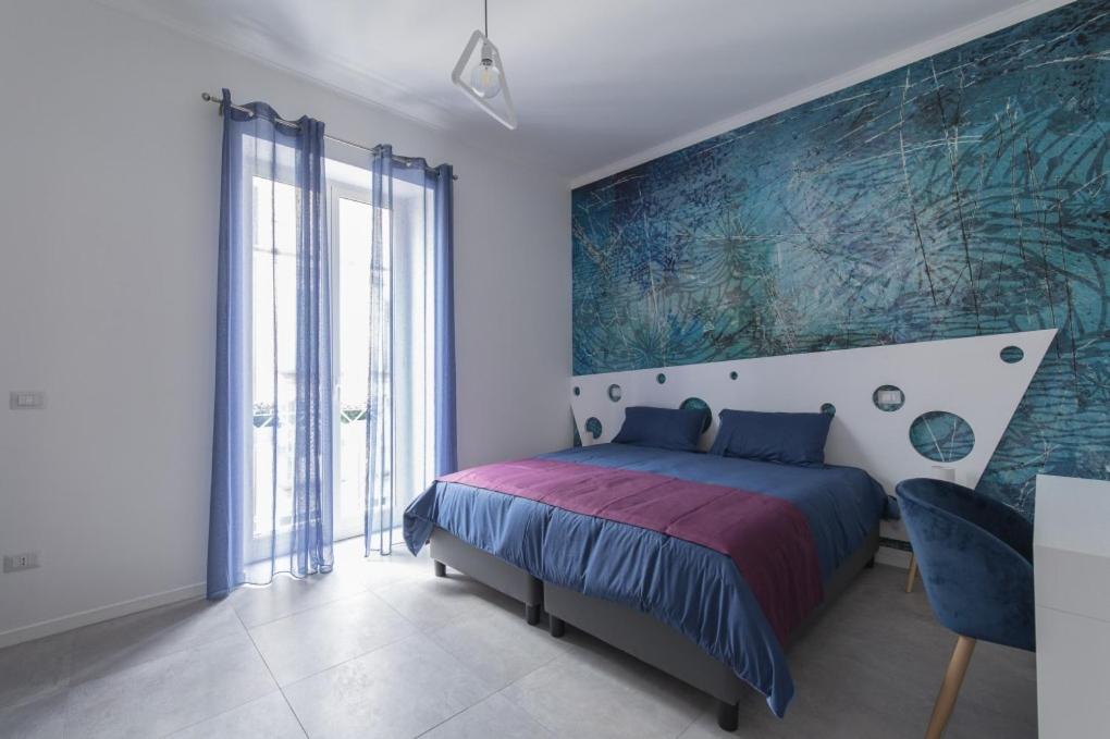 um quarto com uma cama e uma grande pintura na parede em B&B Napoli Centro em Nápoles