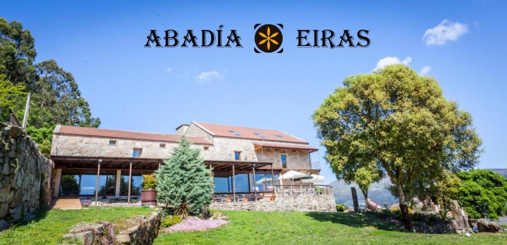 uma imagem de uma casa com o logótipo das propriedades da abadia em Casa Rural Abadia Eiras em Rosal