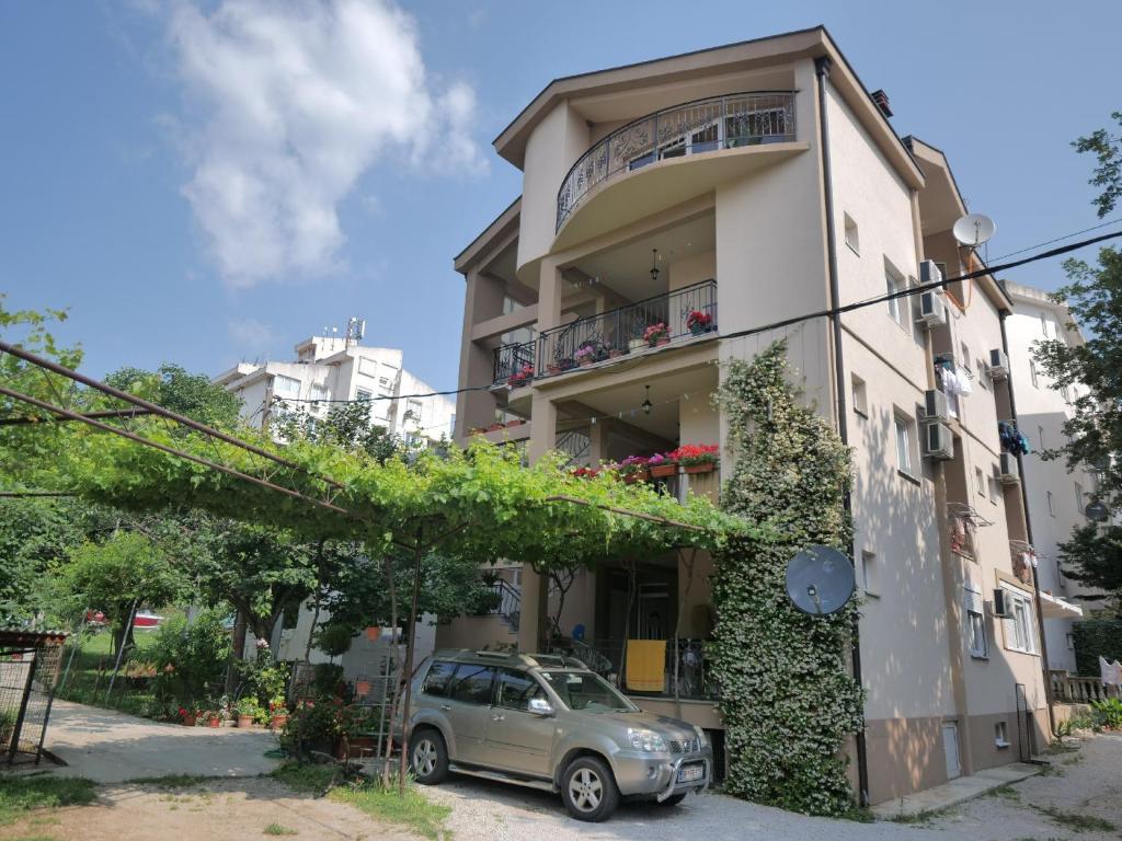 un coche aparcado frente a un edificio en Apartments Blago Sutomore, en Sutomore