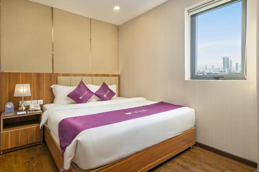 Postel nebo postele na pokoji v ubytování Lavender Riverside Hotel