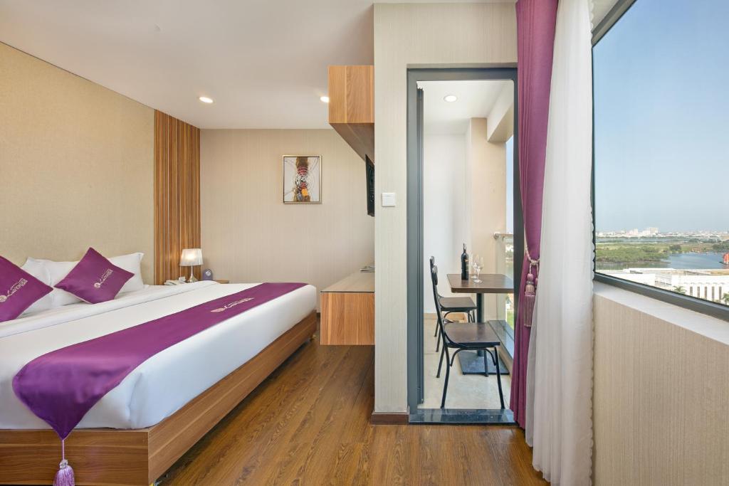 Postel nebo postele na pokoji v ubytování Lavender Riverside Hotel