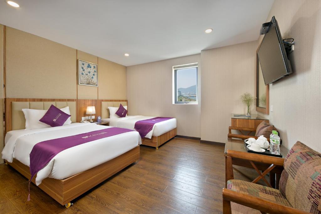 Postel nebo postele na pokoji v ubytování Lavender Riverside Hotel