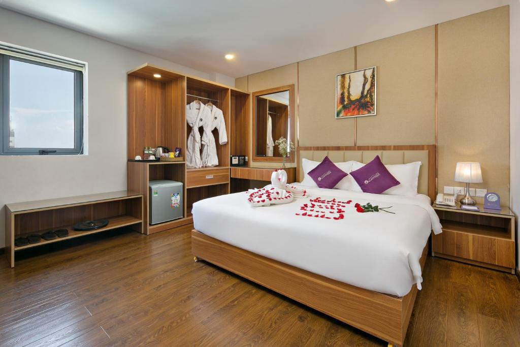 Postel nebo postele na pokoji v ubytování Lavender Riverside Hotel
