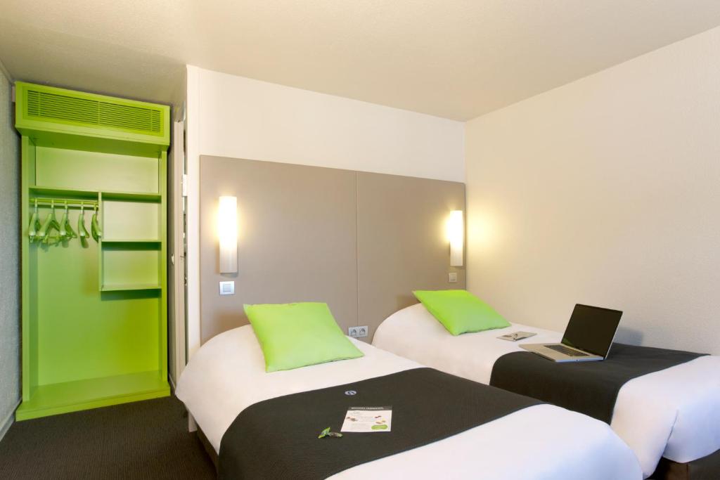 
A bed or beds in a room at Campanile Brest - Gouesnou Aeroport
