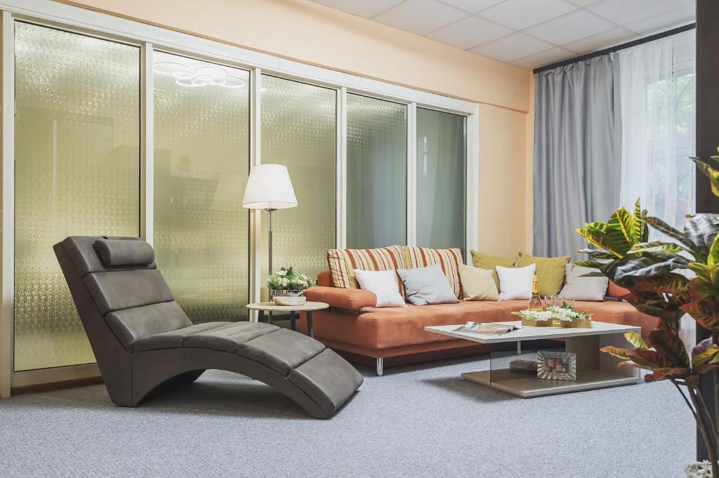 un soggiorno con divano e sedia di GMApartments 3 rooms near Tverskoy Boulevard a Mosca