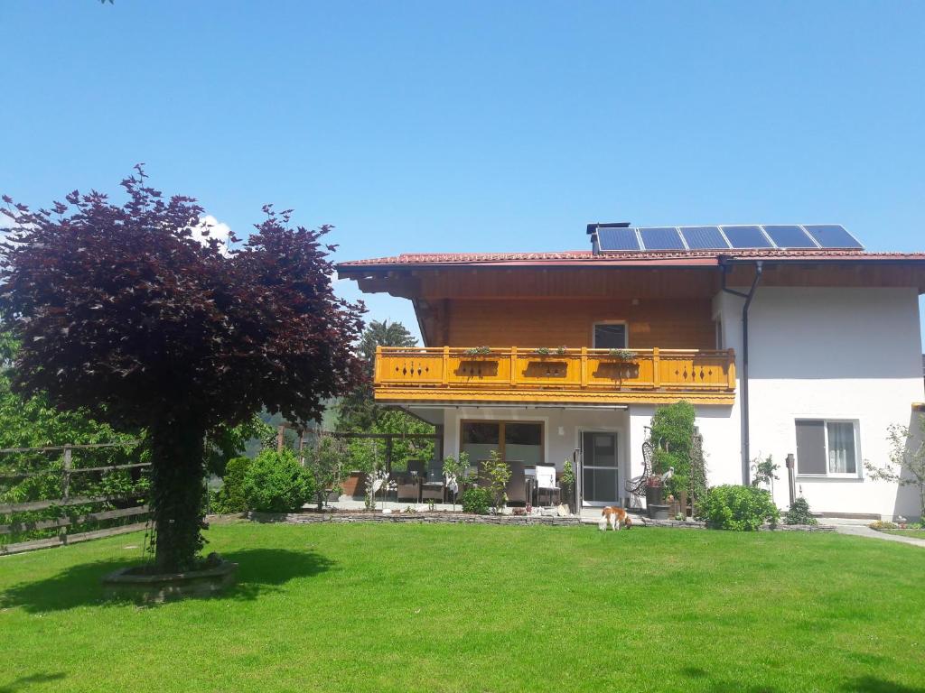 une maison avec des panneaux solaires au-dessus d'une cour dans l'établissement Haus Voithofer, à Sankt Johann im Pongau