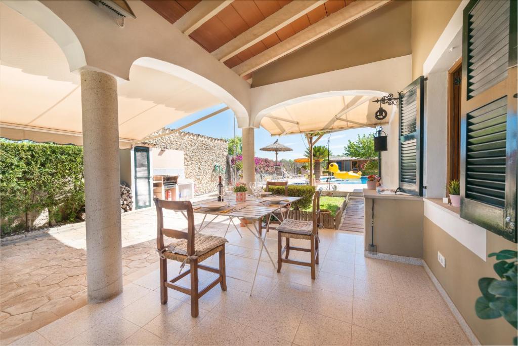 Balkón nebo terasa v ubytování Finca Son Macia, amplia piscina, jardines en Selva, cerca de playas