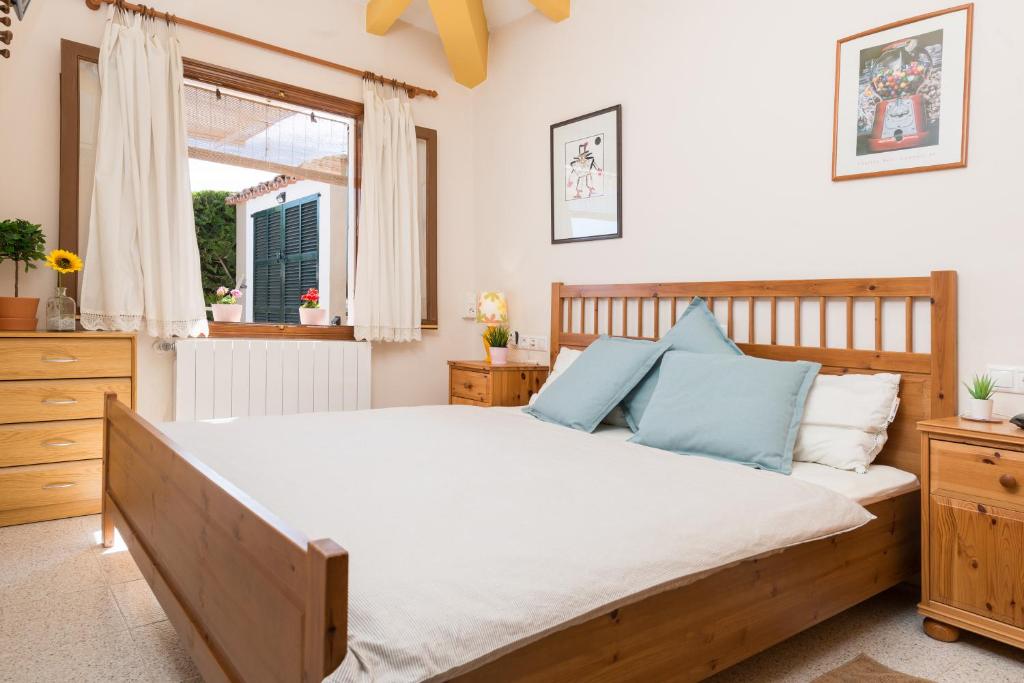 Postel nebo postele na pokoji v ubytování Finca Son Macia, amplia piscina, jardines en Selva, cerca de playas
