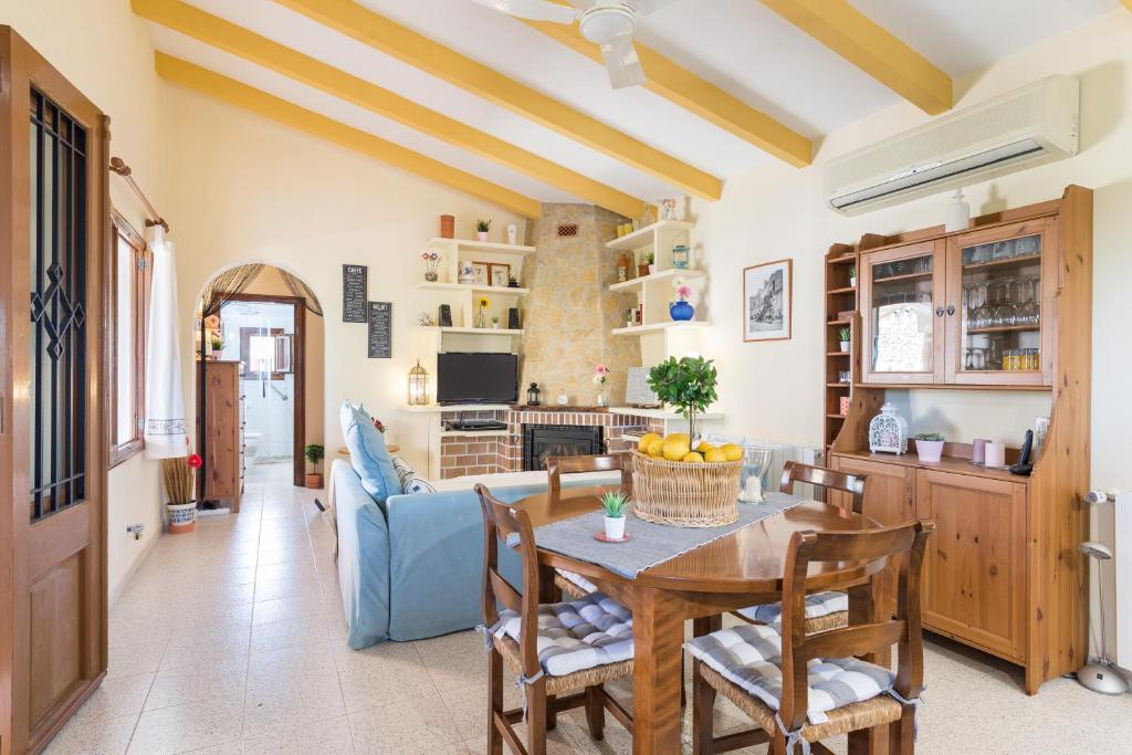 Kuchyň nebo kuchyňský kout v ubytování Finca Son Macia, amplia piscina, jardines en Selva, cerca de playas