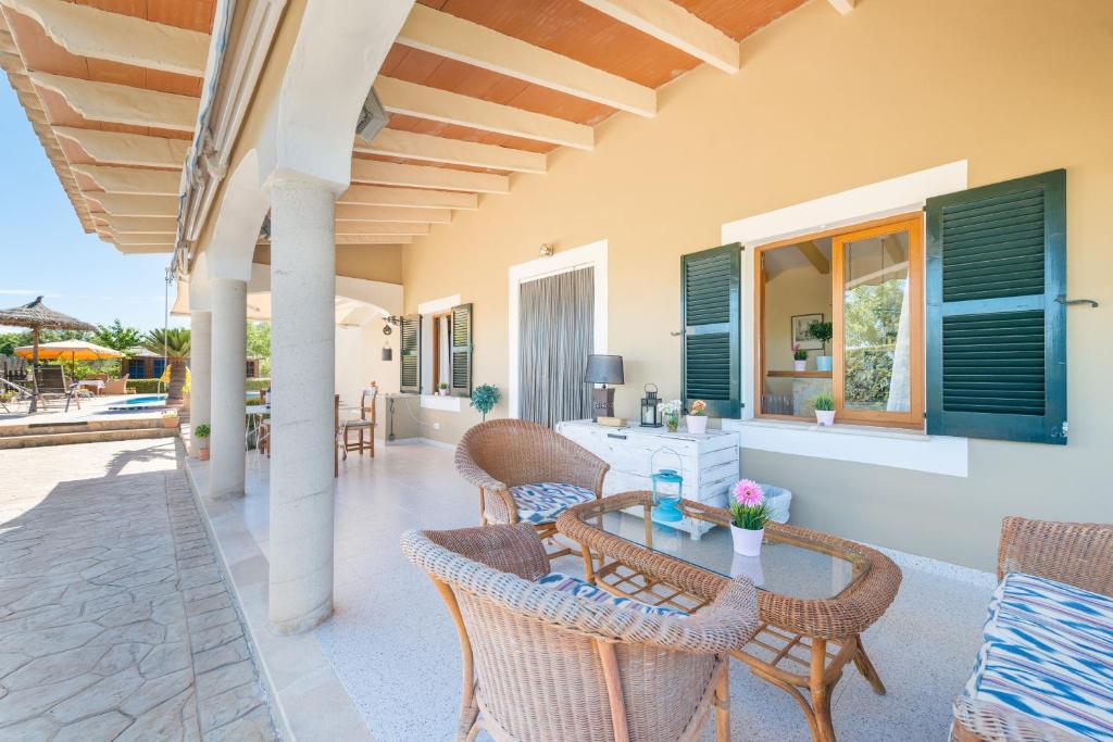 Balkón nebo terasa v ubytování Finca Son Macia, amplia piscina, jardines en Selva, cerca de playas