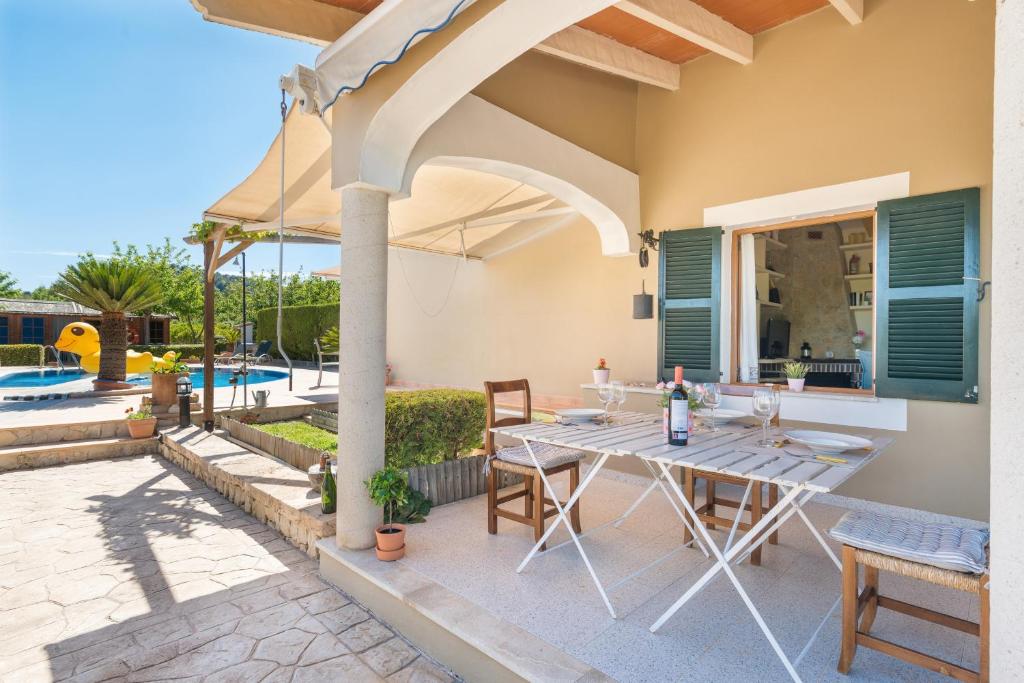 Bazén v ubytování Finca Son Macia, amplia piscina, jardines en Selva, cerca de playas nebo v jeho okolí