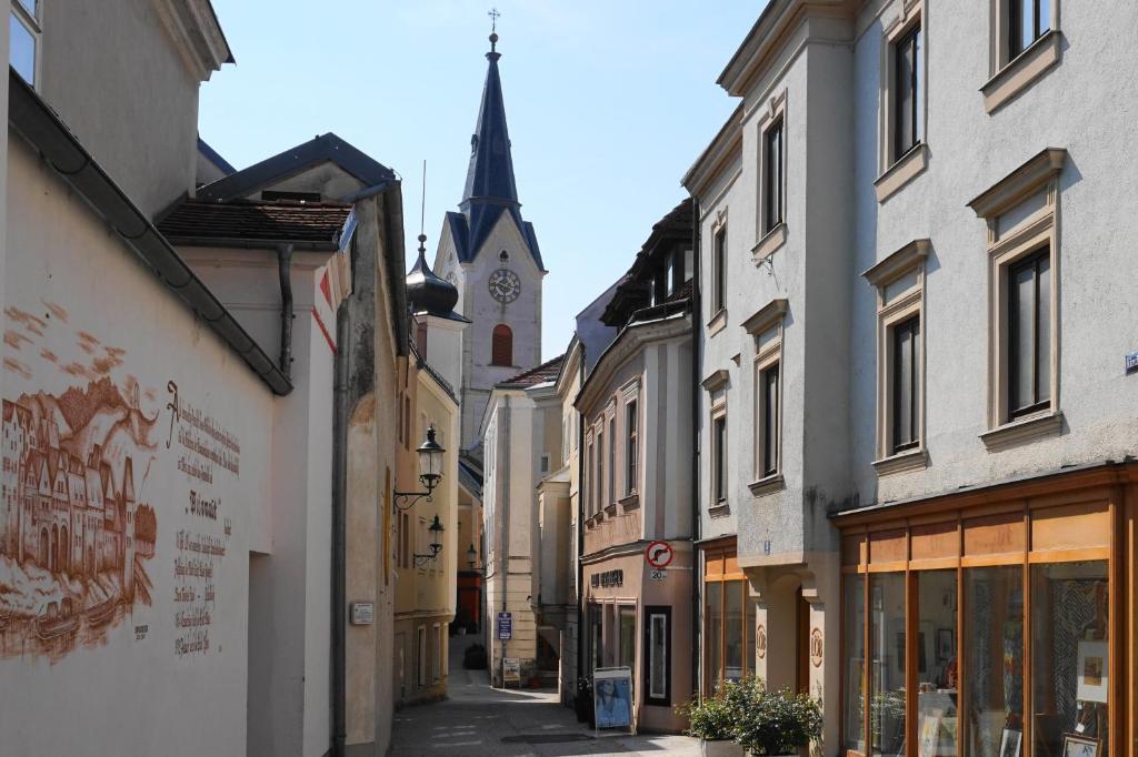 una calle vacía con una torre de reloj en una ciudad en Mathilde, en Ybbs an der Donau