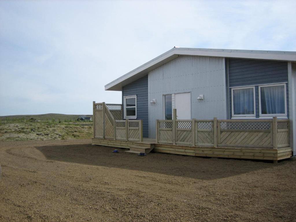 Byggingin sem sumarhúsið er í