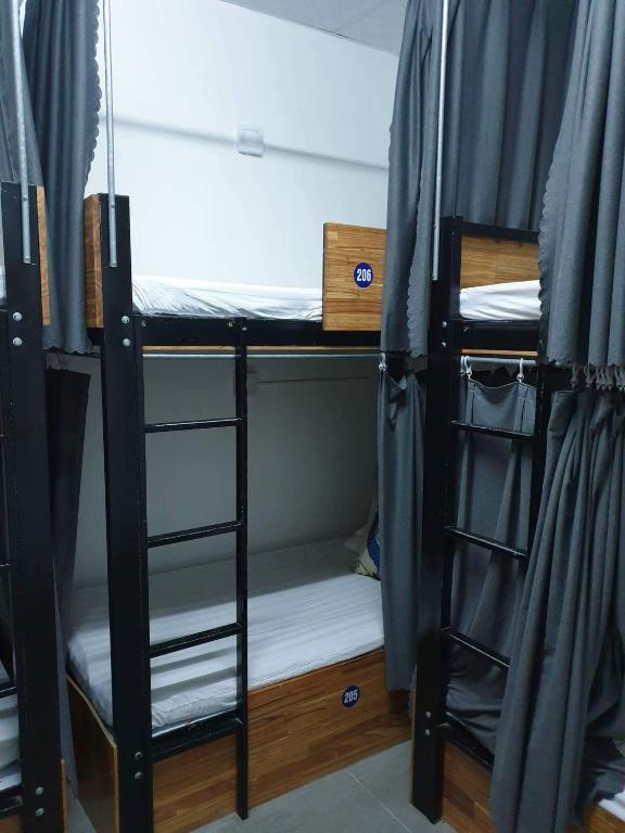 Palanda nebo palandy na pokoji v ubytování Starfish Alley Hostel