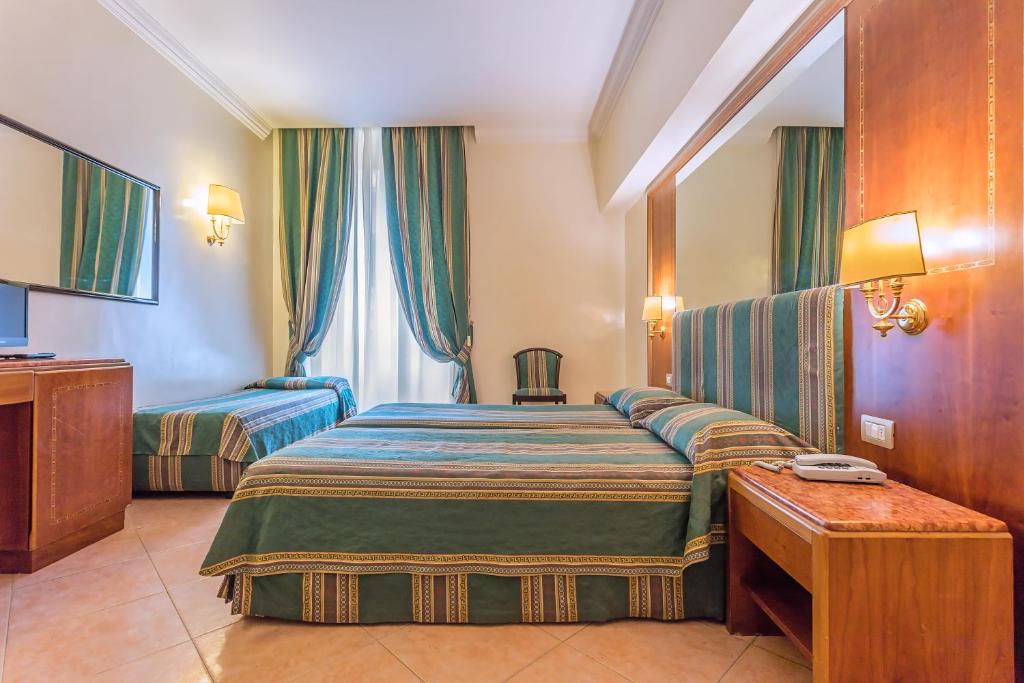 Кровать или кровати в номере Raeli Hotel Floridia