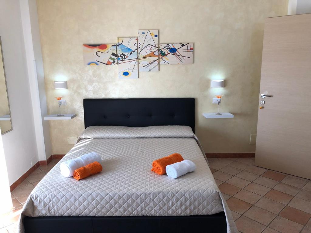 um quarto com uma cama com duas almofadas em RESIDENZA IL CREMINO em Tropea