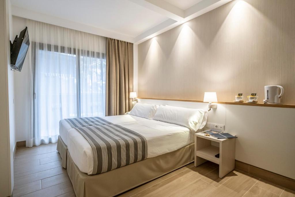 Postel nebo postele na pokoji v ubytování Rosamar Es Blau 4*s - Adults Only