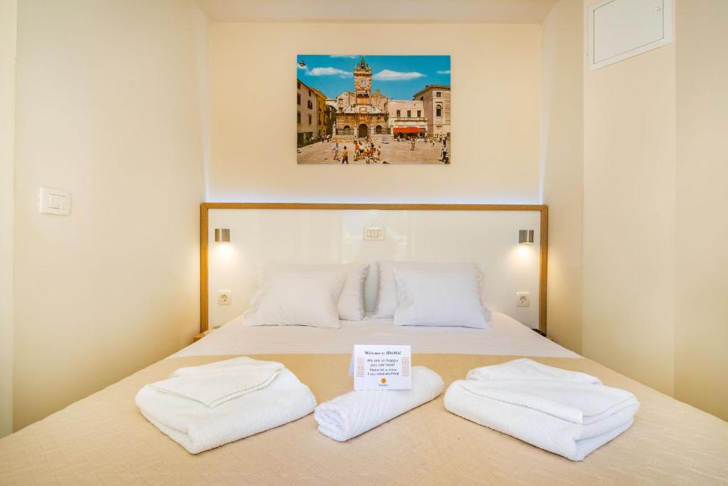 Postel nebo postele na pokoji v ubytování Idassa Palace rooms