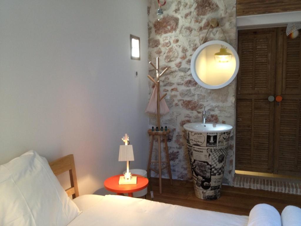 Postel nebo postele na pokoji v ubytování Hôtel de la Pinède