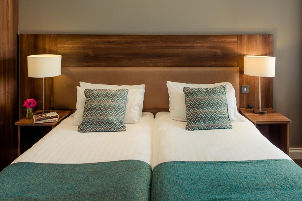 Кровать или кровати в номере Scott's Hotel