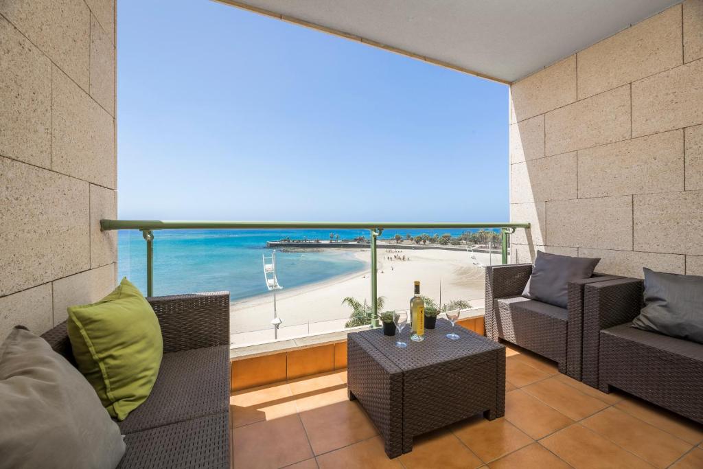 uma varanda com cadeiras e uma mesa com vista para a praia em Lanzarote Siglo XXI Sea View em Arrecife