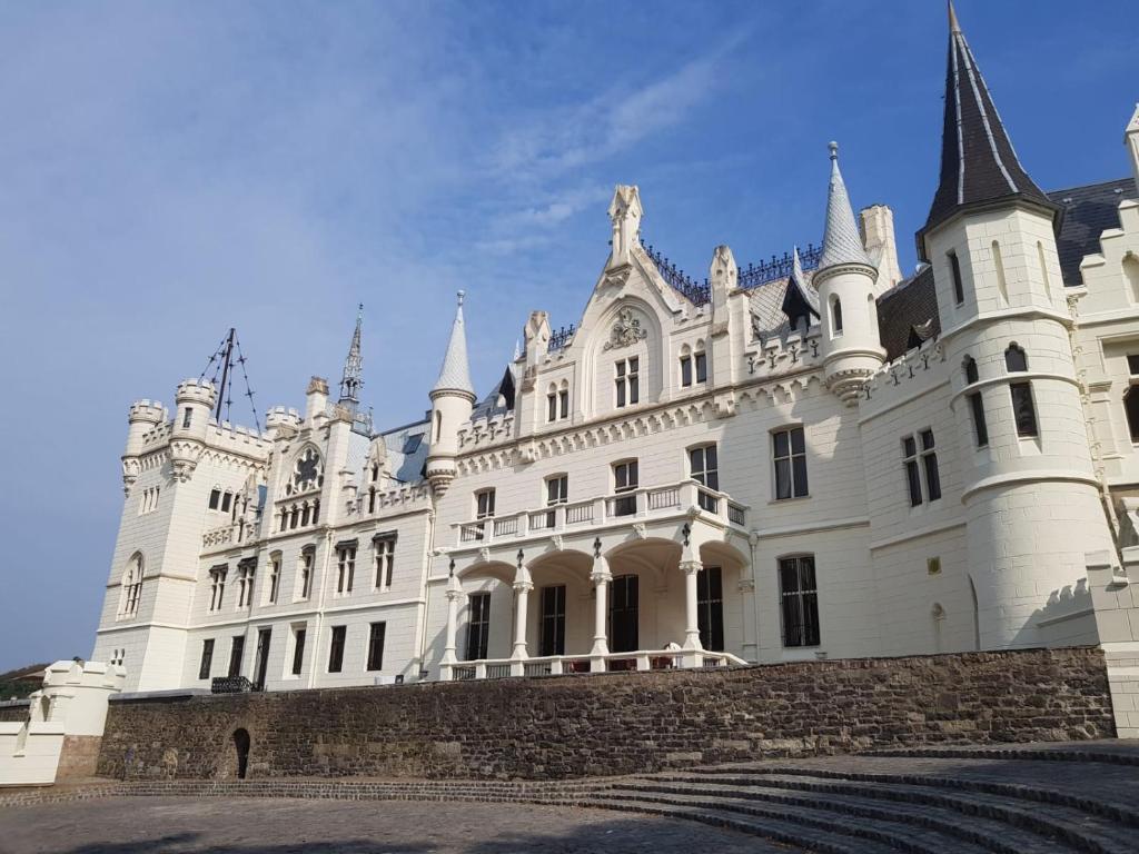 ein weißes Schloss mit einem Turm darüber in der Unterkunft Residenz Kommende in Bonn