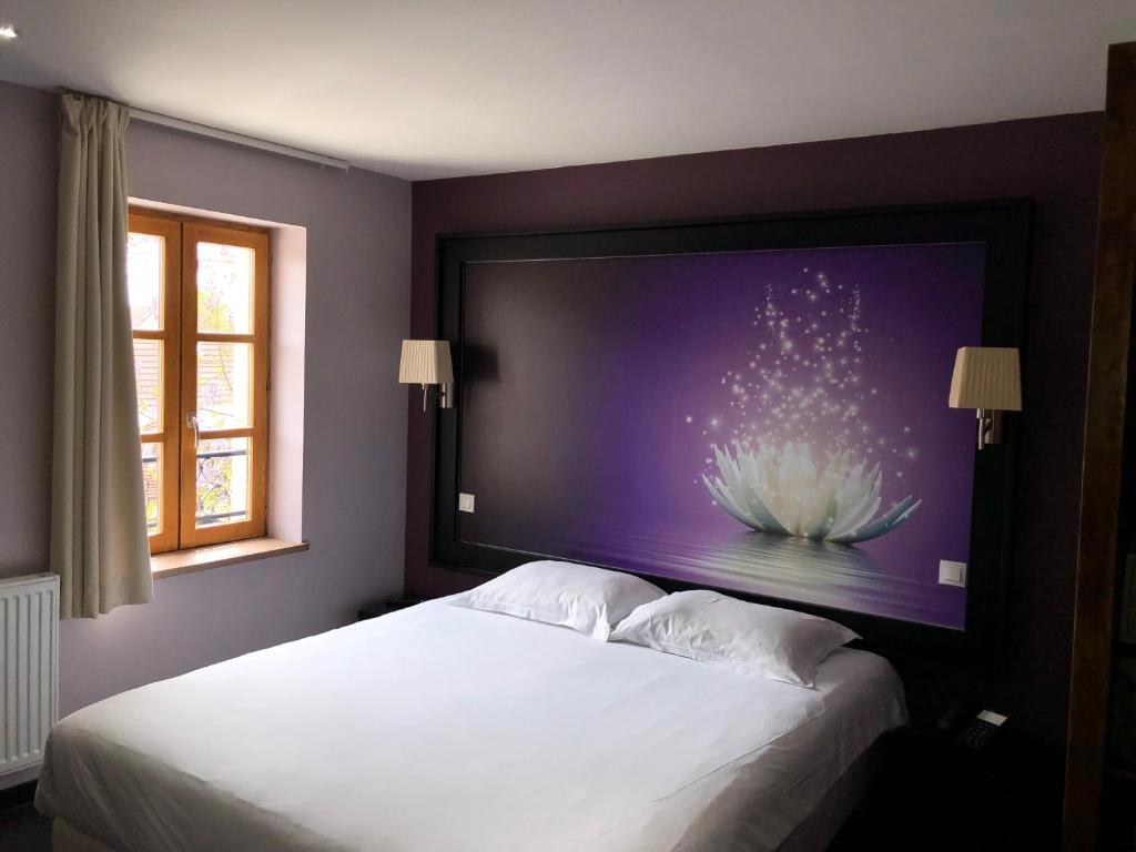 Postel nebo postele na pokoji v ubytování Logis L'Hôtel D'Arc