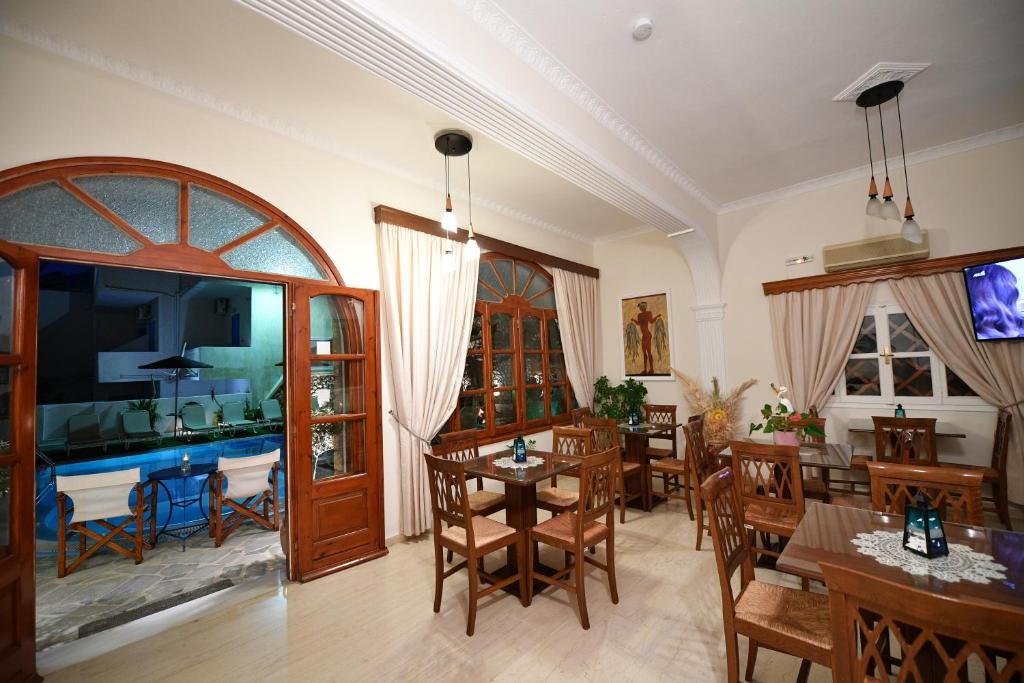 TV a/nebo společenská místnost v ubytování Philoxenia Hotel & Studios