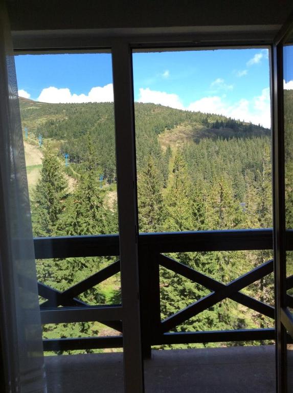 Nespecifikovaný výhled na hory nebo výhled na hory při pohledu z hotelu
