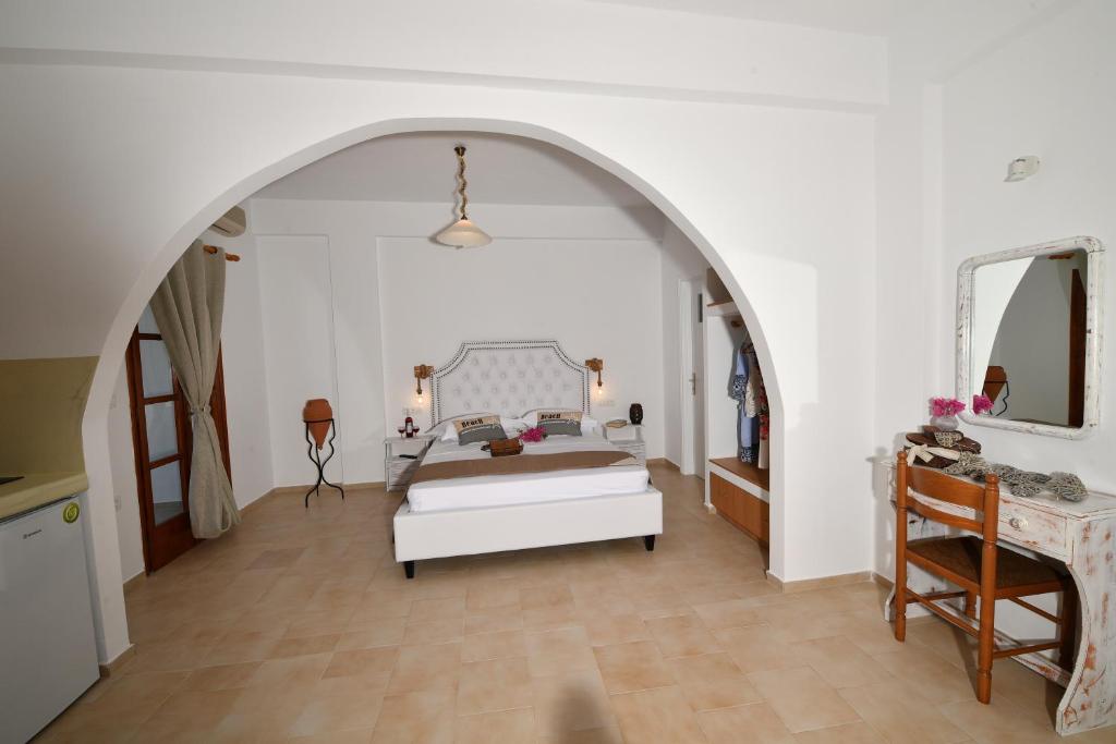 Postel nebo postele na pokoji v ubytování Philoxenia Hotel & Studios