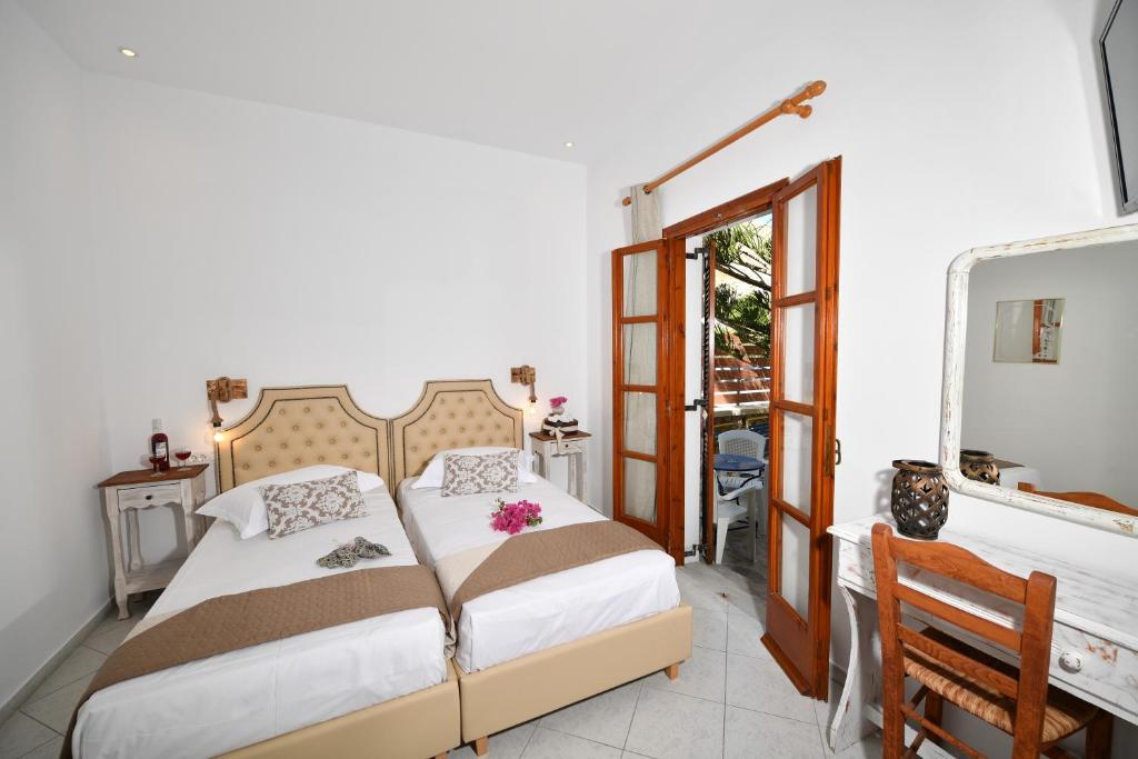Postel nebo postele na pokoji v ubytování Philoxenia Hotel & Studios