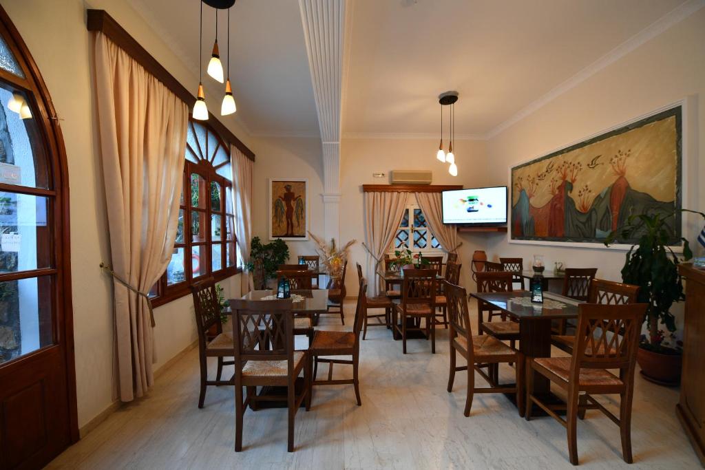 TV a/nebo společenská místnost v ubytování Philoxenia Hotel & Studios
