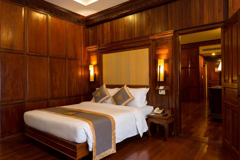 Postel nebo postele na pokoji v ubytování Empress Angkor Resort & Spa