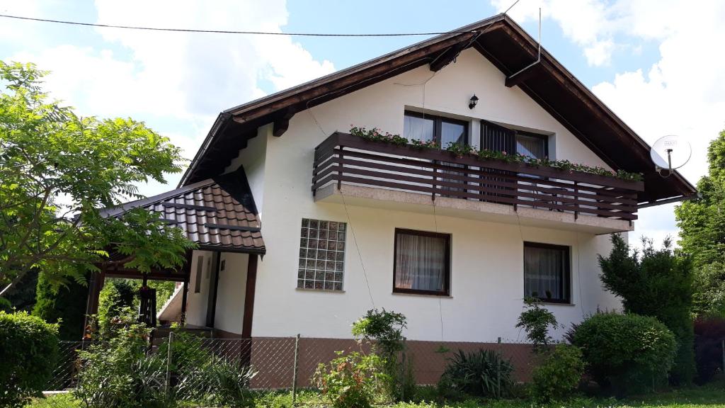 Casa blanca con balcón en House Zlatko, en Selište Drežničko