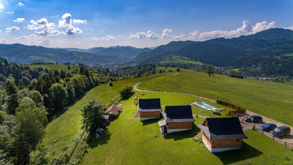 an aerial view of a house on a green field at Chatki Niwki u Zbója in Krościenko